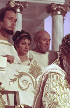 Niall MacGinnis as Friar Tuck