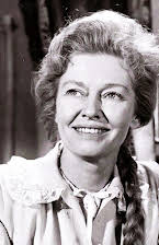 Virginia Christine como Brunhilde