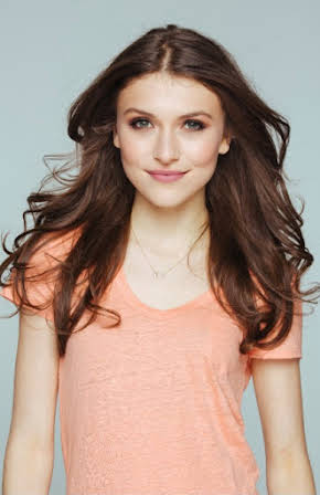 Elle Winter as Lola Johnson