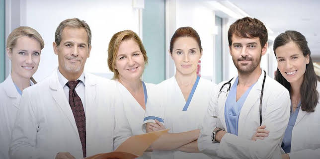 04:03: Centro Medico | Clan TVE | 10/30 2025