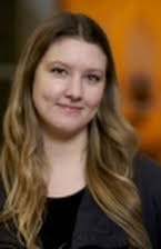 Emma Wardle som Lori Fogleman