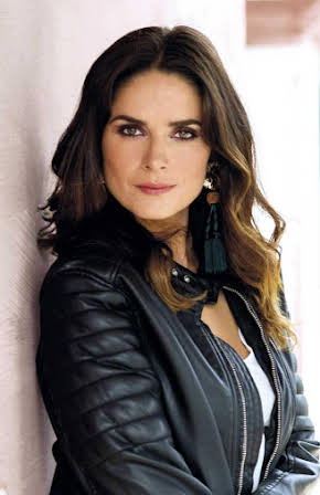 Dina Félix Costa as 