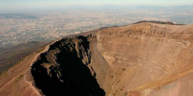05:55: Leben mit Vulkanen | Arte | 2/8 2026
