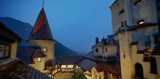 22:25: Paris til Istanbul med Sue Perkins: Transilvania og București | NRK 2 | 3/16 2026