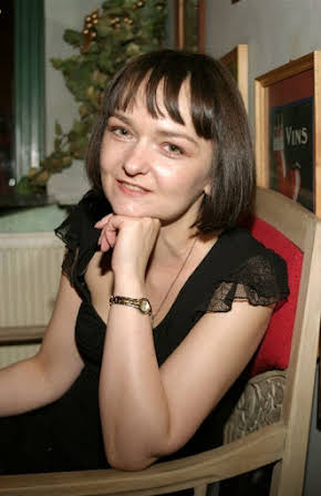 Izabela Dabrowska as Waitress