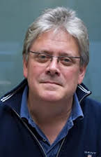 Nicholas Hutchison som John