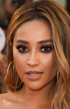 Shay Mitchell som 