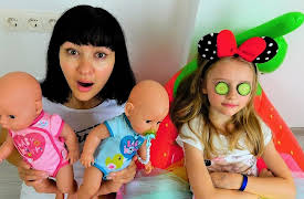Super Polina Play: Polina Nurses Her Baby Dolls!