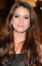 Shelley Hennig som 