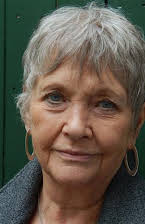 Shirley Dixon som Mrs. Darcy