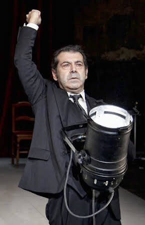 Manuel Morón as 