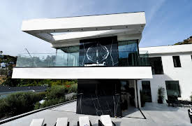 Luxury Homes Revealed: Massive Luxurious Living