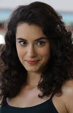 Hande Doğandemir as 