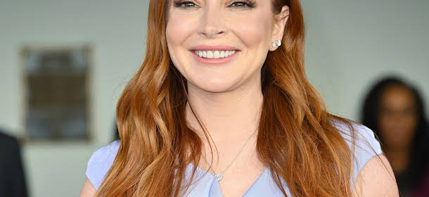 Lindsay Lohan announces that she is expecting her first child.