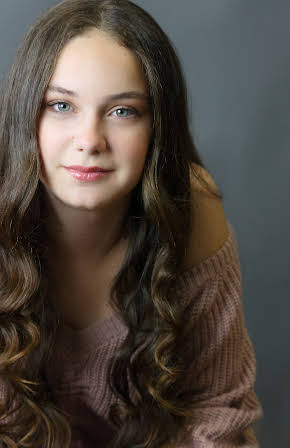 Lee Raviv as Little girl