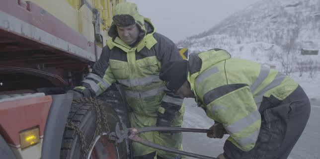 11:00 PM: Ice Road Rescue | Nat Geo Wild | 12/9 2025