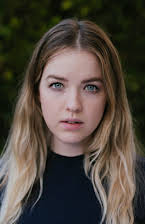 Aislinn Paul som 