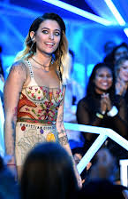 Paris Jackson som Nelly