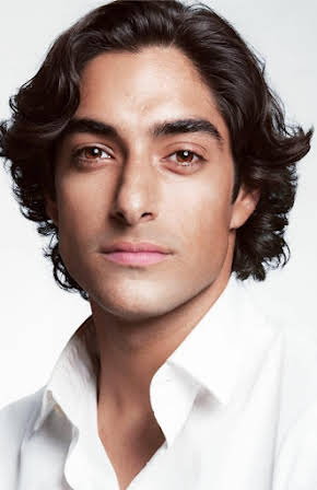 Eman Esfandi as 