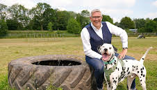 Dogs Behaving (Very) Badly (S7 E1)