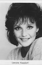 Lenore Kasdorf como 