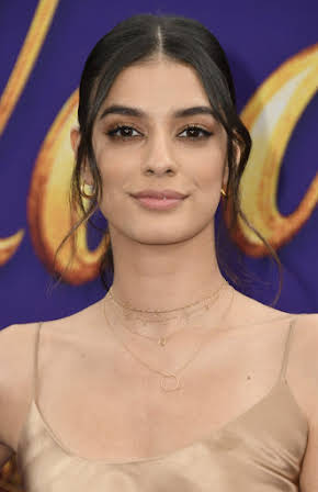 Laysla De Oliveira as 