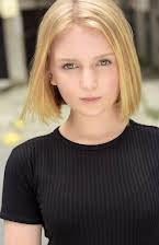 Áine Sunderland como 