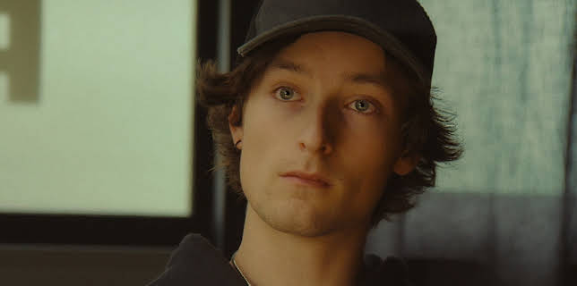 19:30: Rådebank: Pokerfjes | NRK 3 | 11/19 2025