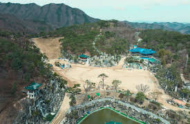 Guds svek: Tro och lögner: JMS, Messias med elektronisk fotboja