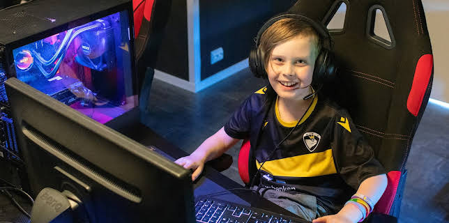 09:20: Eg går på: E-sport | NRK Super | 11/11 2025