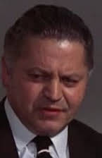 Wolfe Morris como Malta Police Commissioner