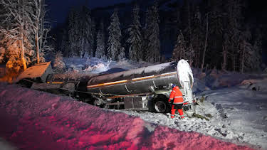 12:00 AM: Ice Road Rescue | Nat Geo Wild | 1/14 2026