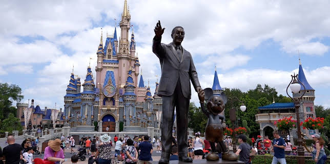 19:30: USA extrem: Glanz und Elend der Themenparks | ZDFinfo | 10/31 2025