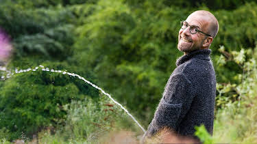 18:00: Søren Vesters hage: Vann, tiss og altanliv | NRK 1 | 5/2 2026