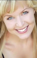 Julie Lund som Simone