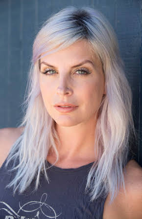 Lauren Ziemski as Tourist at Bus Stop