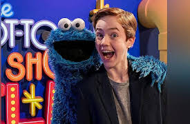 The Not Too Late Show with Elmo: Season 2: Ames McNamara / Leslie Odom Jr.