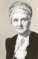 Elisabeth Risdon como Aunt Susan