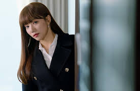 Woman in a Veil: 만중의 권유로 리조트로 여행을 가는 유진과 겨울