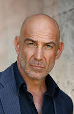 David Dayan Fisher como Shaw