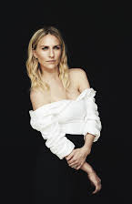 Mickey Sumner como Beth