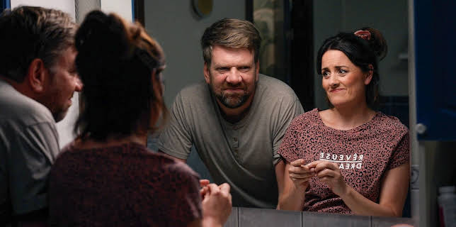 19:30: Familien Lykke: To streker | NRK 3 | 12/9 2025