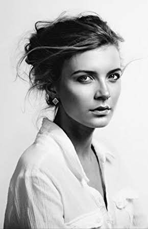 Kendra Carelli as 