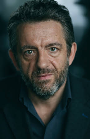 Steve North as Angry Trader 
  
  
  (as Stephen North)