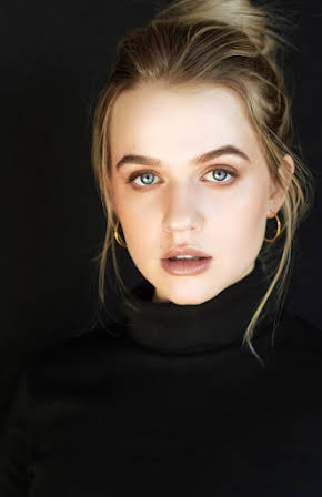 Roan Curtis as 